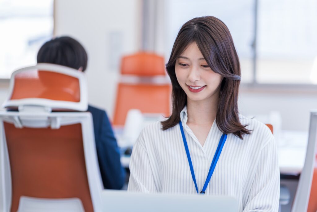 笑顔で対応する女性