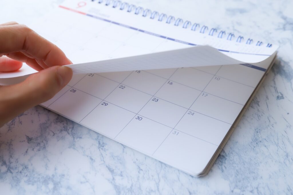 書類を書くビジネスマン