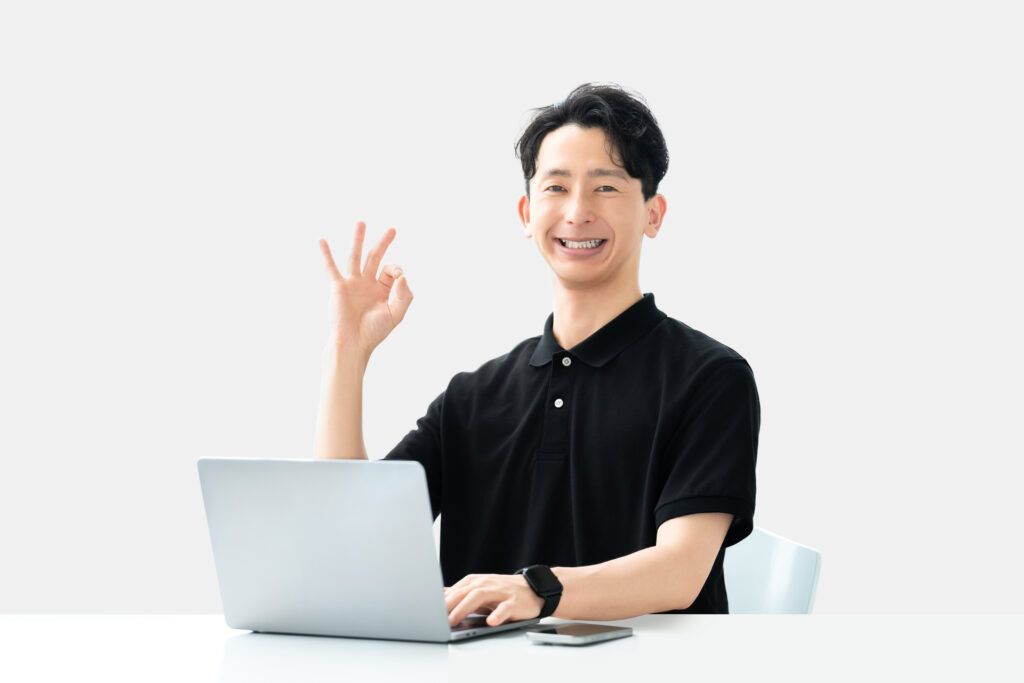 OKサインをする男性