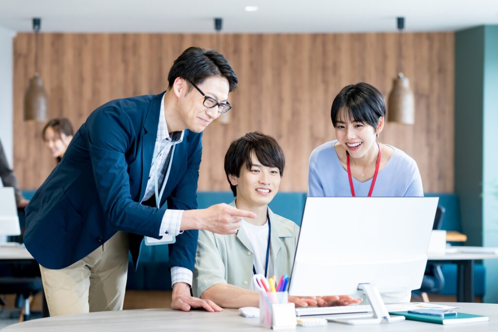 オフィスで働くビジネスパーソン