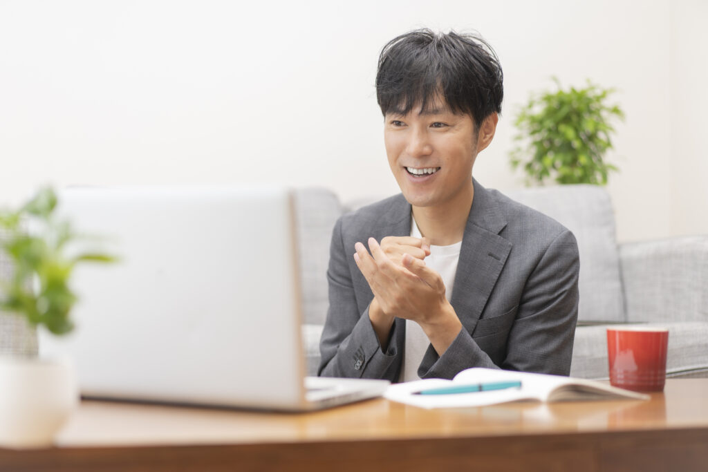 パソコンで納得する男性