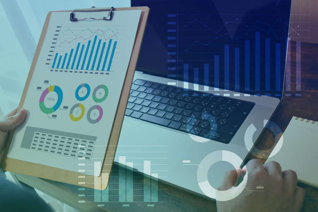 ノートパソコンと資料を見ている男性