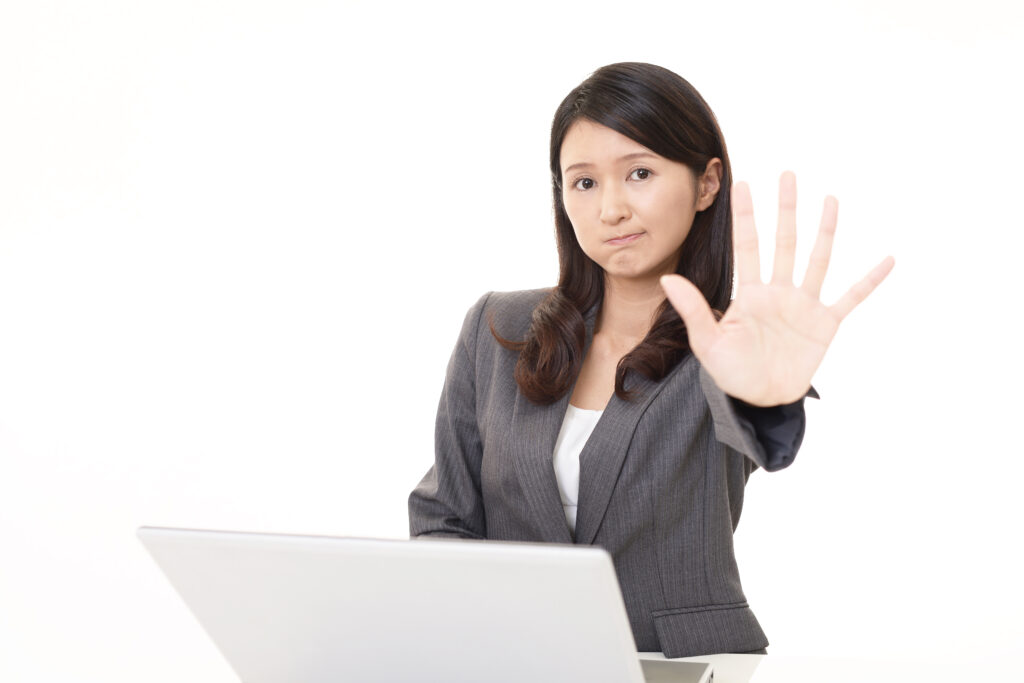 止まれのジェスチャーをする女性