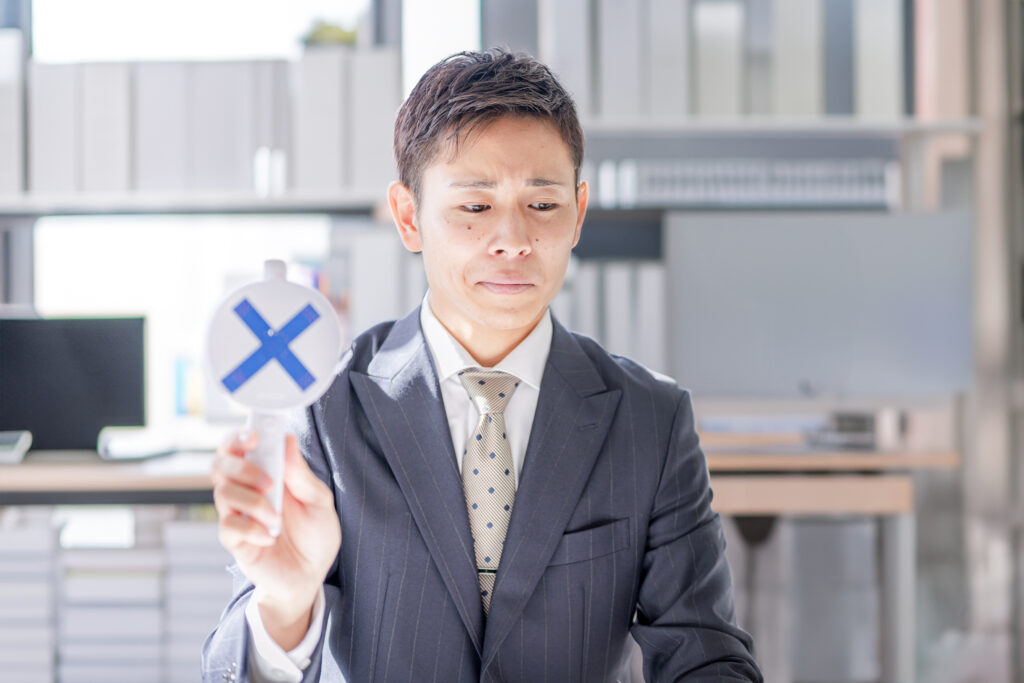 ×マークとビジネスマン