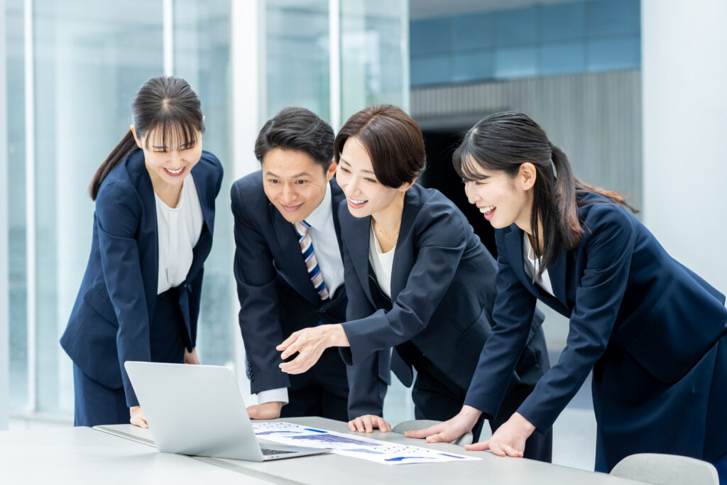  打ち合わせするビジネスパーソン