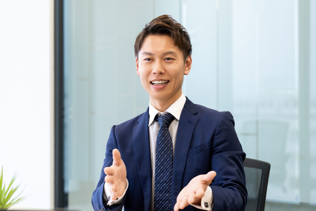 笑顔で対話をする男性ビジネスマン