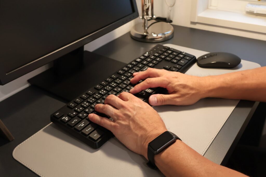 パソコンのキーボードを触る男性