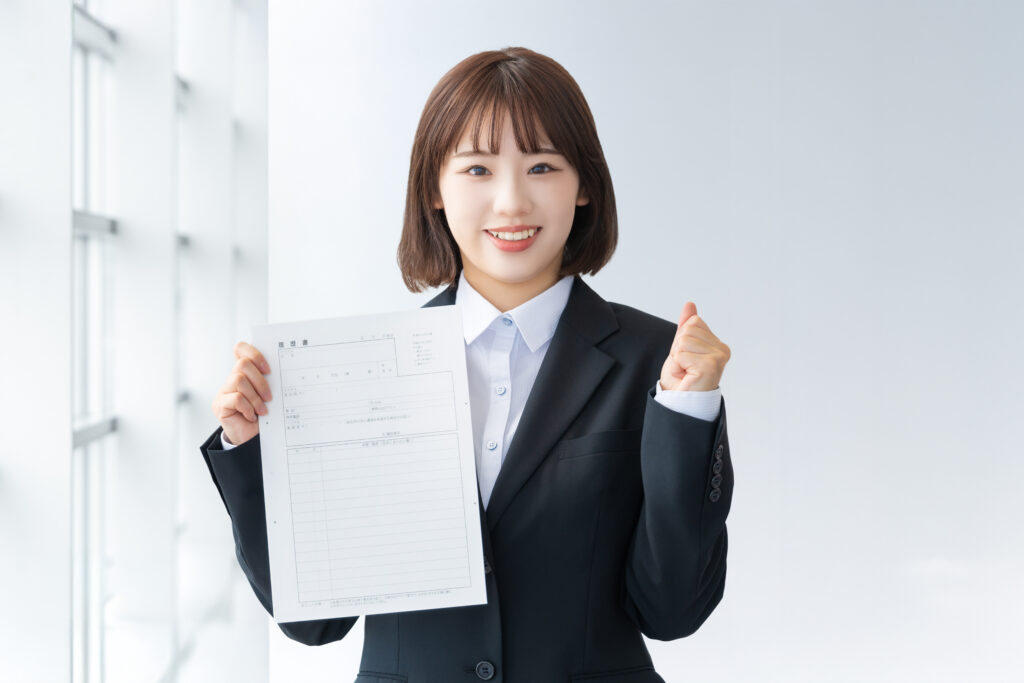  履歴書を持つ就活生の若い女性