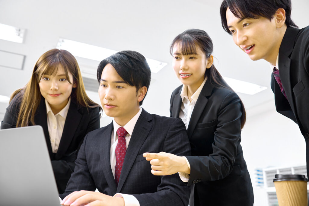 パソコンを見て打ち合わせ