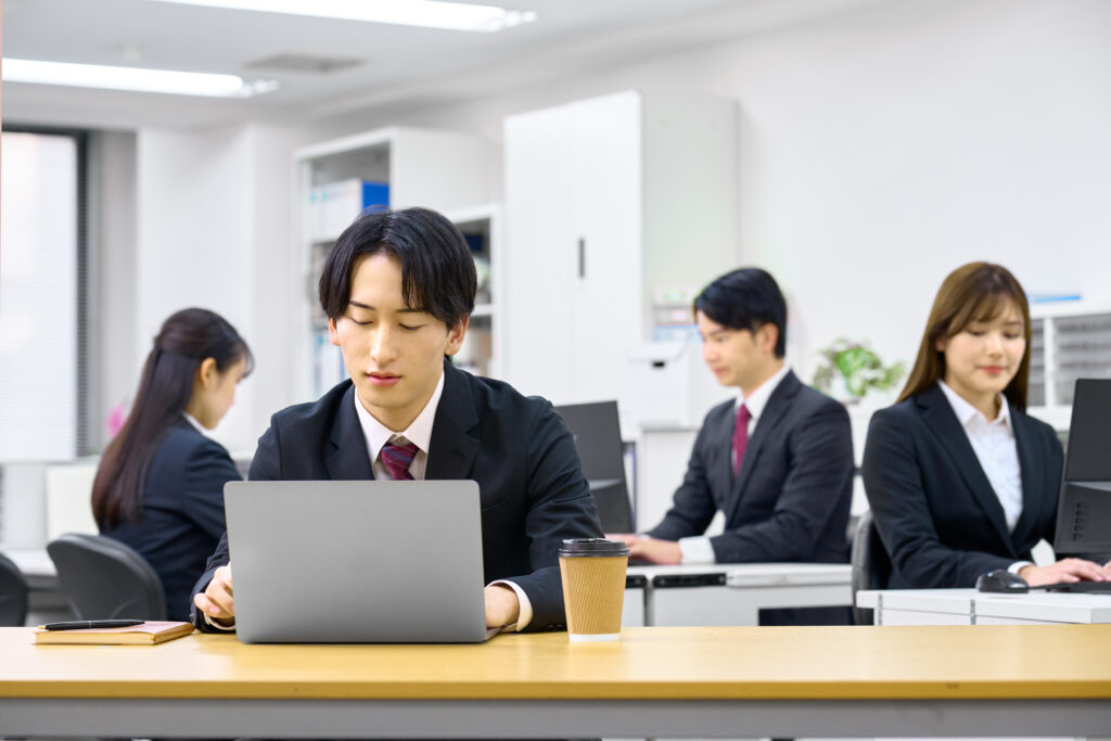 オフィスでPC作業に集中する男性社員