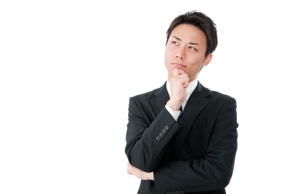 ちょっと上を向いて考えるビジネスマン
