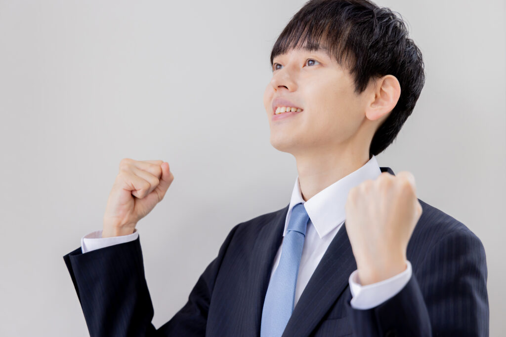 ガッツポーズをするアジア人ビジネスマン