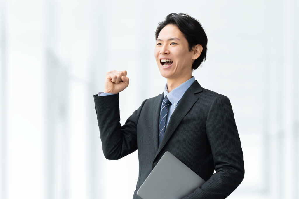 ガッツポーズをする男性ビジネスマン