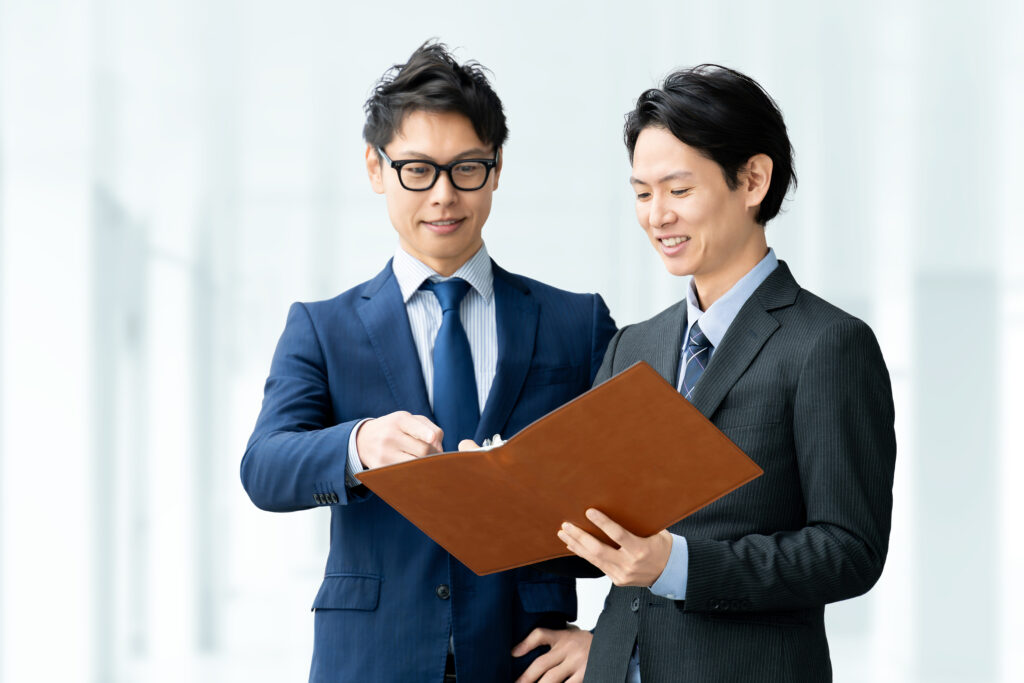 打ち合わせをする2人の男性ビジネスマン