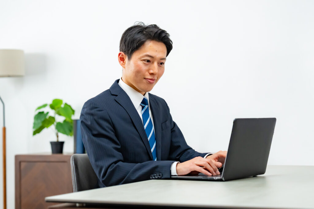  パソコン仕事をする男性