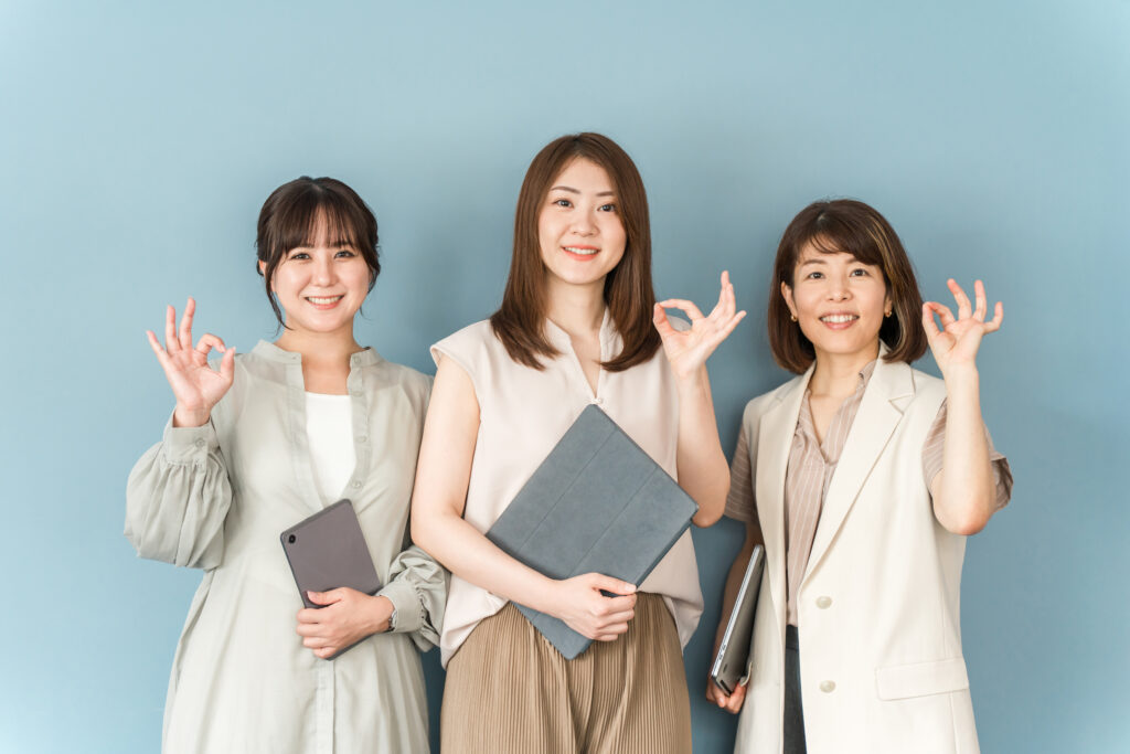  私服でパソコンを持つビジネスウーマン