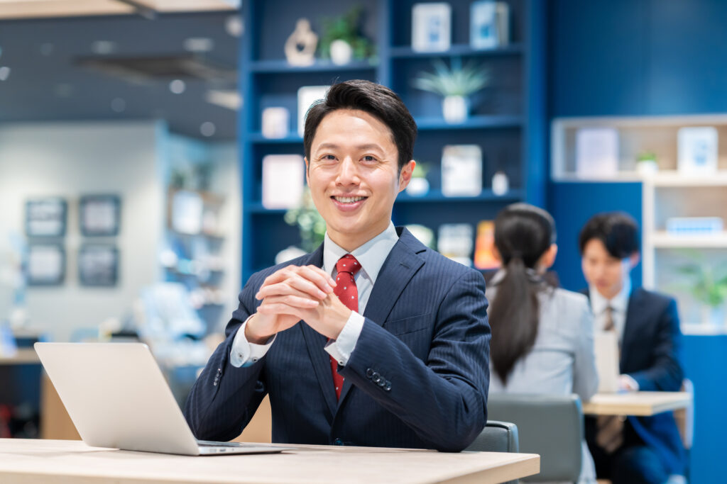 オフィスで働くミドルのビジネスマン