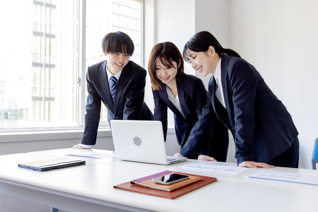 オフィスで働くビジネスマン　