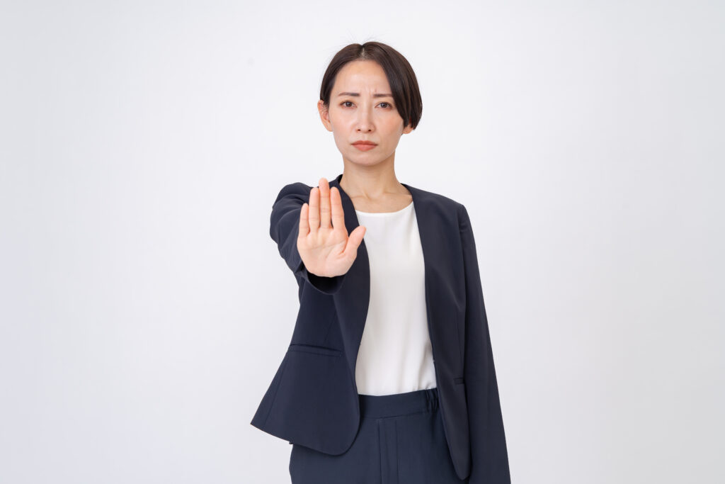 手をかざすビジネスウーマン