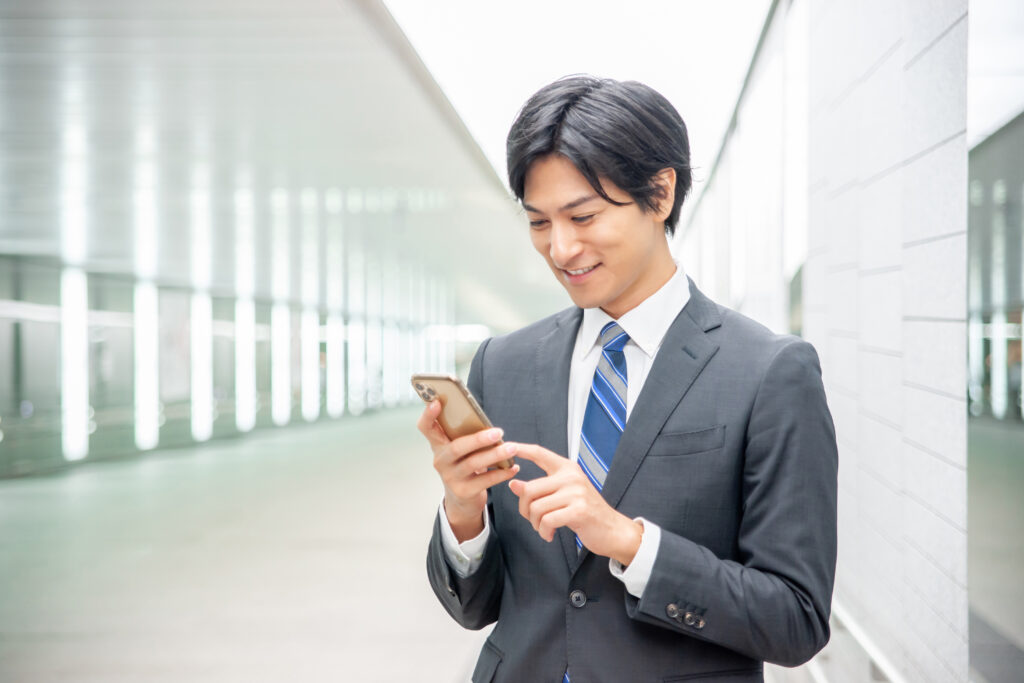 スマホをみるビジネスマン