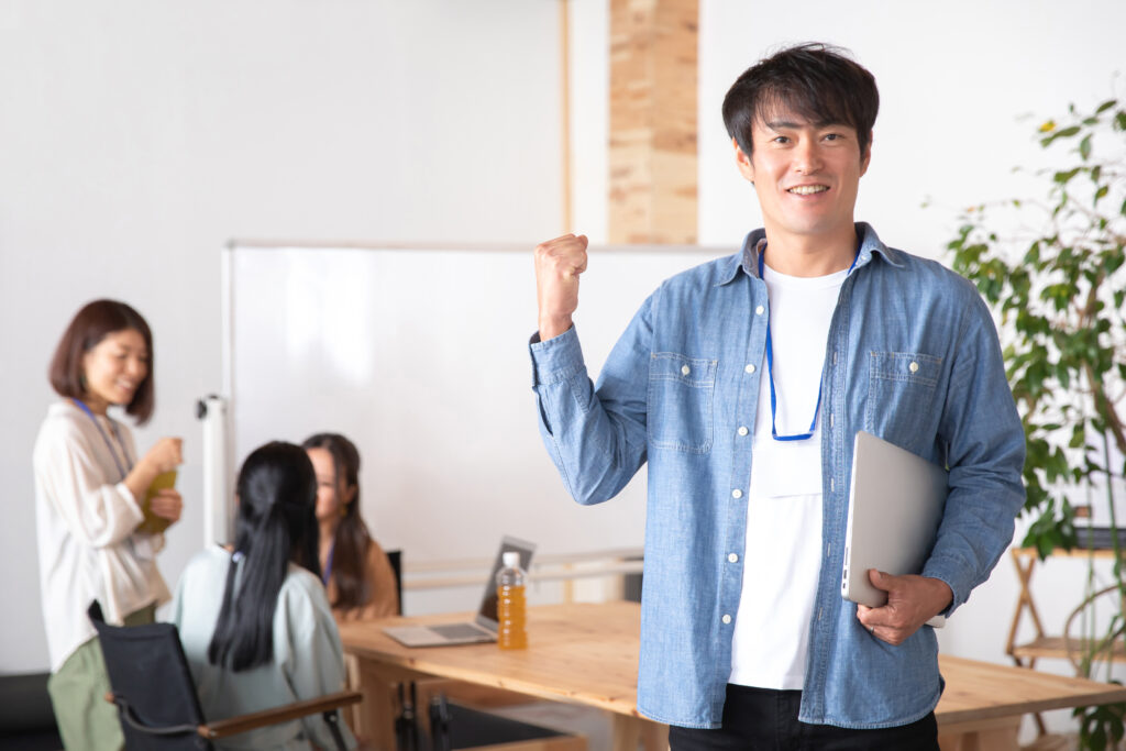 ノートパソコンを持ったビジネスマン