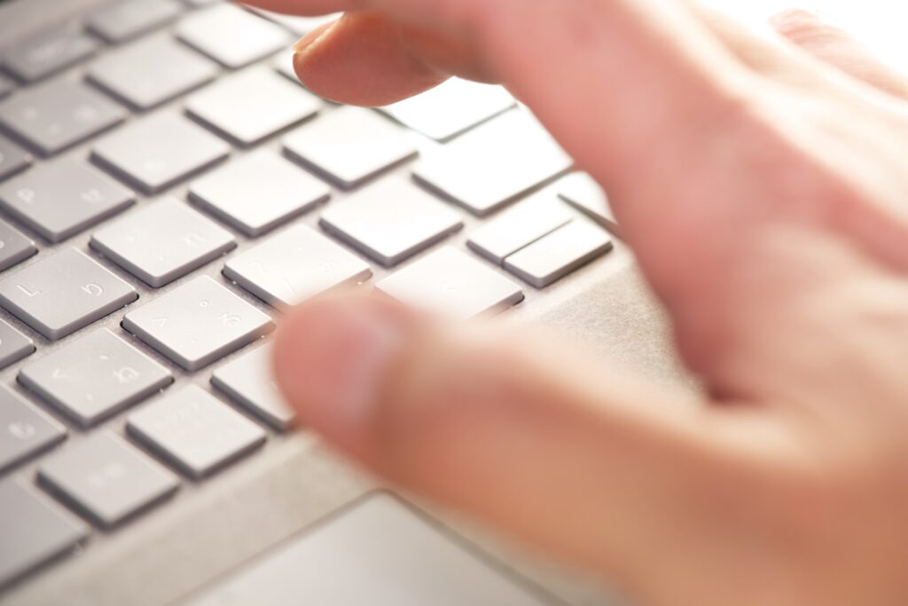 ノートパソコンのキーボードと手01