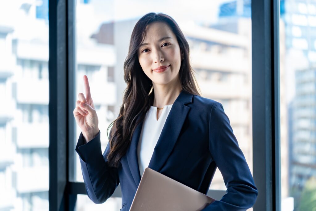 パソコンを持つクールな女性