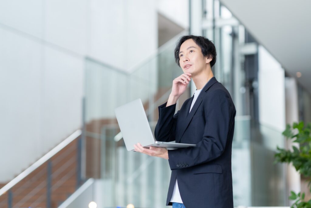 オフィスで仕事をするエンジニア