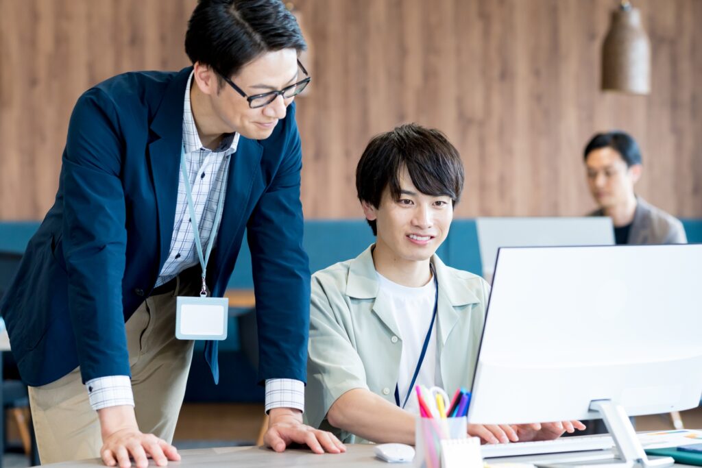 オフィスで働くビジネスパーソン